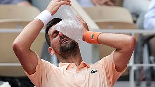 Auch Profisportler haben mit der Hitze zu k&auml;mpfen: Tennis-Star Novak Djokovic.
