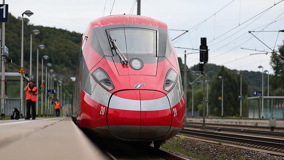 Der italienische Schnellzug Frecciarossa soll ab Sommer München direkt mit Rom verbinden. (Archivbild) Der italienische Schnellzug Frecciarossa soll ab Sommer München direkt mit Rom verbinden. (Archivbild)