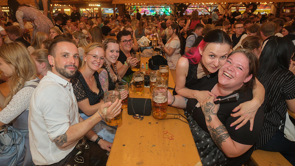 Die Partybilder vom Dienstag, 15. August 2023, aus dem Festzelt Nothaft. Die Partybilder vom Dienstag, 15. August 2023, aus dem Festzelt Nothaft.