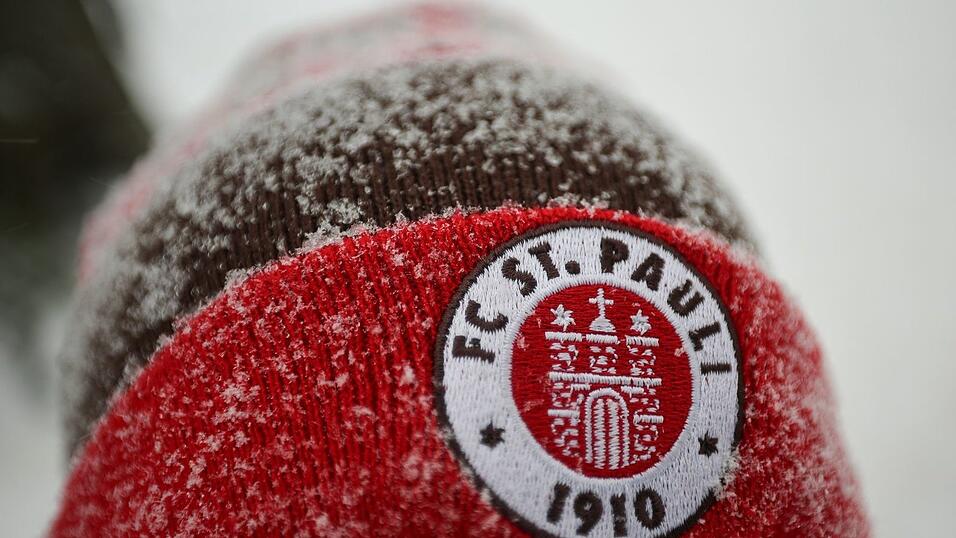 Fans des FC St. Pauli müssen sich am Samstag nicht dem Schnee aussetzen, um ihr Team zu unterstützen. Das abgesagte Spiel wird demnächst nachgeholt. Fans des FC St. Pauli müssen sich am Samstag nicht dem Schnee aussetzen, um ihr Team zu unterstützen. Das abgesagte Spiel wird demnächst nachgeholt.