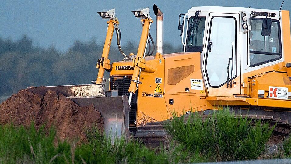 Wenn Leitungen auf Grundstücken erfolgen, die nicht in kommunaler Hand sind, erhalten die Eigentümer künftig vom Markt Arnstorf deutlich höhere Entschädigungen. (Symbolbild) Wenn Leitungen auf Grundstücken erfolgen, die nicht in kommunaler Hand sind, erhalten die Eigentümer künftig vom Markt Arnstorf deutlich höhere Entschädigungen. (Symbolbild)