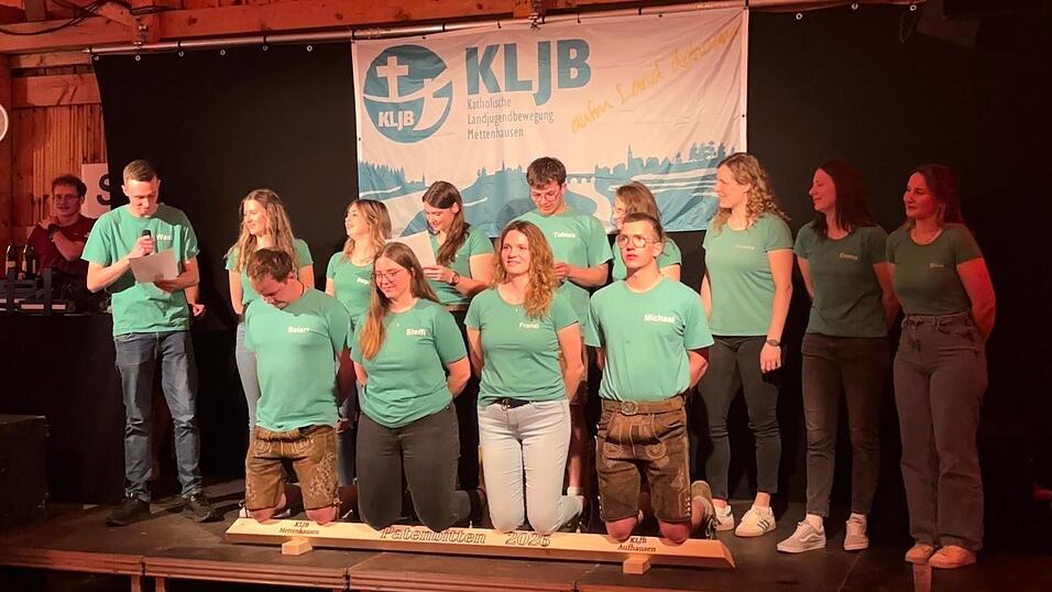 Die KLJB Aufhausen kniete beim Patenbitten auf dem Holzscheit.