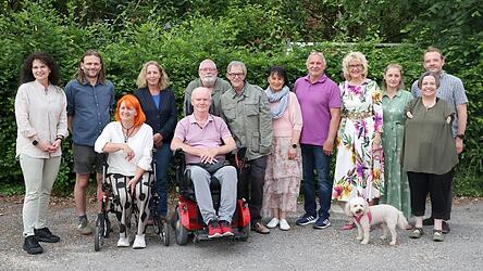 Der neue Behindertenbeirat, eingerahmt von der st&auml;dtischen Senioren- und Behindertenbeauftragten Carolin V&ouml;lkner (links) und Sozialamtsleiter Christoph Limmer (rechts): Patrick Stoo&szlig; (von links), Katja Schneider, Birgit Eichacker, J&ouml;rg Z&auml;ch, Ralf Kr&uuml;ppel, Hans-Peter Brunnhuber, Cornelia Bauer, Gerd Aufleger, Monika Voland-Kleemann, Mirjam Krebs und Ulrike Schleifenbaum; Markus Scheuermann war entschuldigt.