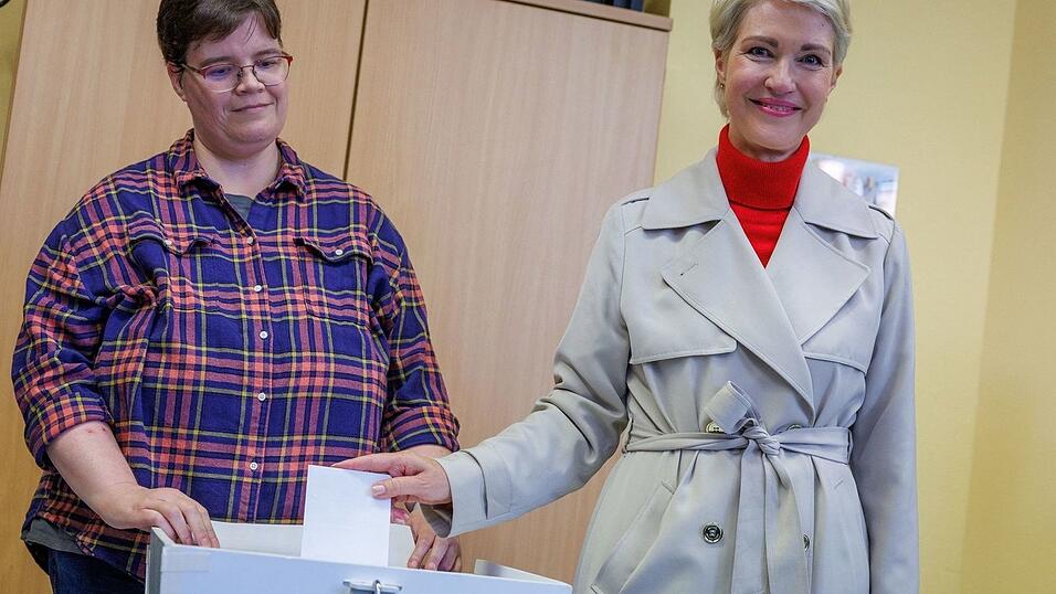 Die amtierende Ministerpr&auml;sidentin Schwesig gibt ihre Stimme ab.