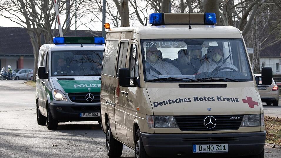 Je mehr Infizierte es gibt, desto mehr wird auch die Belastung f&uuml;r die Polizei. Sie m&uuml;ssen etwa infizierte R&uuml;ckkehrer von Flugh&auml;fen eskortieren.