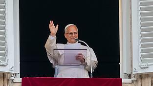 F&uuml;nf Tage nach seiner Krebs-Operation hat Papst Leo XIV. bei seinem ersten &ouml;ffentlichen Auftritt das Angelus-Gebet am Petersplatz im Vatikan gelesen.