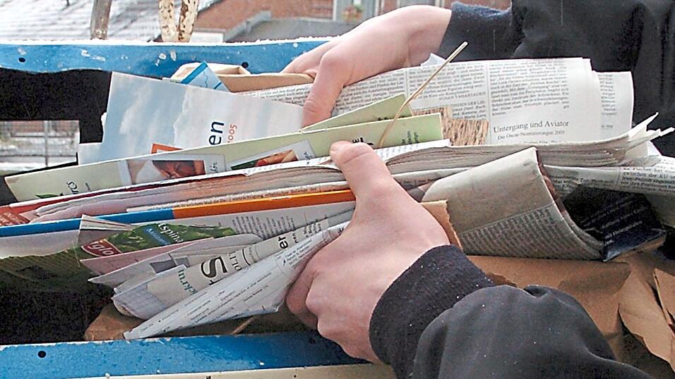 F&uuml;r die Entleerung der blauen Tonnen und der Papiersammelcontainer kommen Lastwagen zum Einsatz. Diese bringen die Fracht in der Regel zum n&auml;chstgelegenen Umschlagplatz.