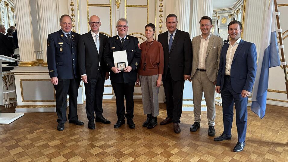 Im Beisein der Ehreng&auml;ste aus dem Landkreis Cham &uuml;berreicht Regierungspr&auml;sident Walter Jonas (Zweiter von links) das Steckkreuz an Kreisbrandinspektor Marco Greil (Dritter von links).