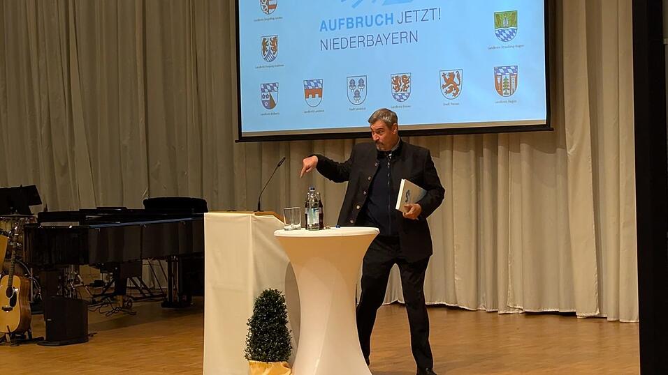 Ministerpräsident Markus Söder nimmt den Zukunftsplan mit nach München. In seiner Rede hat er seine Liebe zu Niederbayern erklärt. Doch nun müssen Taten folgen, die seine Zuneigung untermauern. Ministerpräsident Markus Söder nimmt den Zukunftsplan mit nach München. In seiner Rede hat er seine Liebe zu Niederbayern erklärt. Doch nun müssen Taten folgen, die seine Zuneigung untermauern.