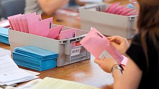 Sinkt die Zahl der Ehrenamtlichen? Viele Kommunen teilen mit, dass es schwer sei, Wahlhelfer zu finden.