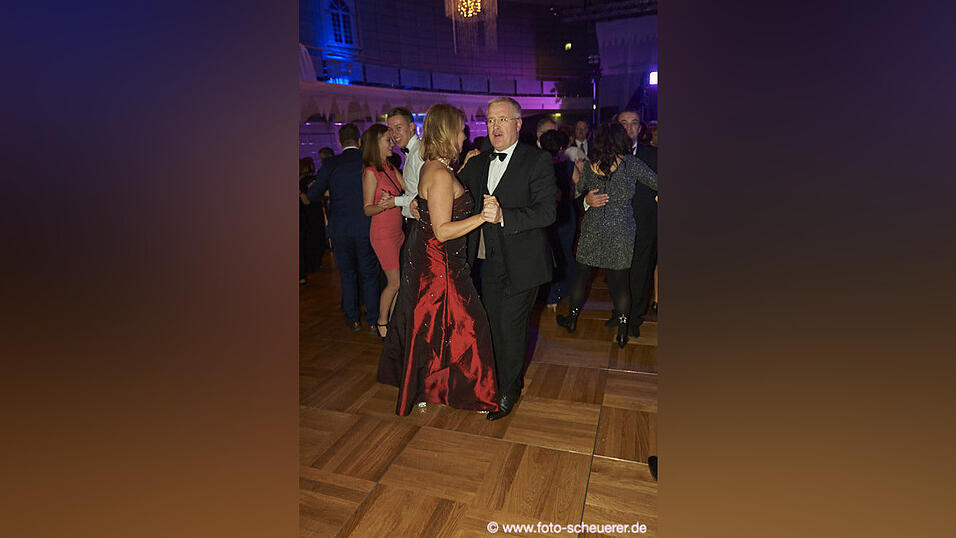 Die Metzgerzunft hat am Samstagabend in die Joseph-von-Fraunhofer-Halle eingeladen. Die Metzgerzunft hat am Samstagabend in die Joseph-von-Fraunhofer-Halle eingeladen.