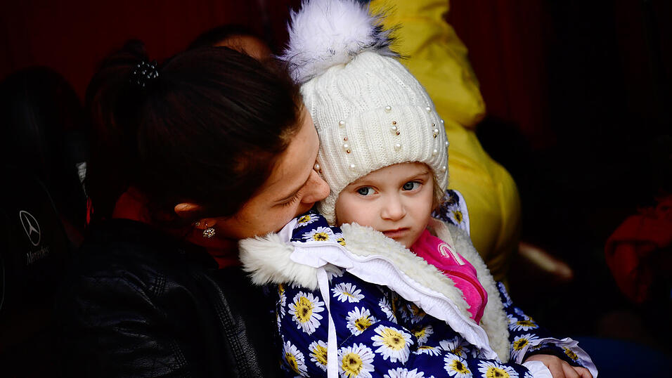Eine geflüchtete ukrainische Frau und ein Kind: Realistische Bilder und Videos vom Krieg können kleine Kinder noch nicht verarbeiten, sagt die Fachärztin für Kinder- und Jugendpsychiatrie. Eine geflüchtete ukrainische Frau und ein Kind: Realistische Bilder und Videos vom Krieg können kleine Kinder noch nicht verarbeiten, sagt die Fachärztin für Kinder- und Jugendpsychiatrie.