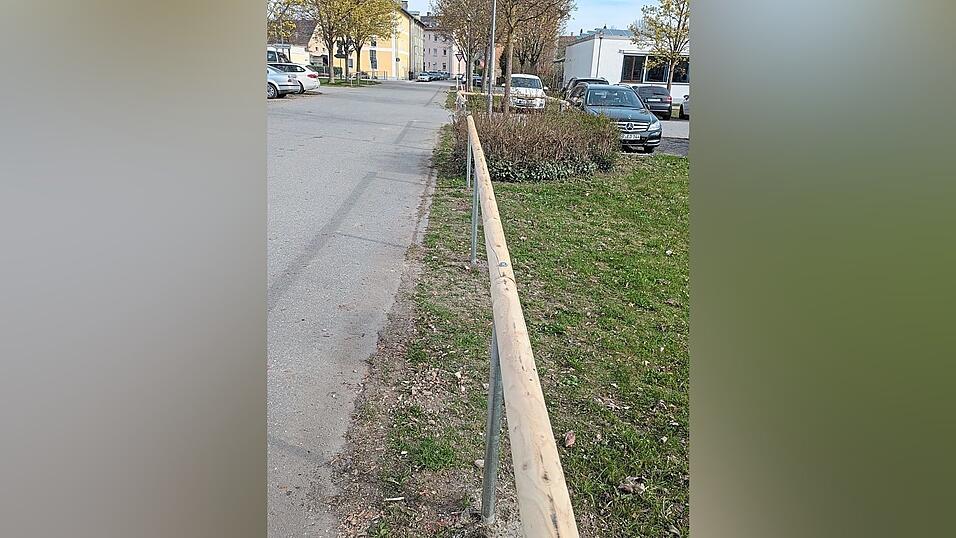 Neue Leitplanken gegen das Park außerhalb der Parkbuchten setzte der Plattlinger Bauhof Anfang dieser Woche. Neue Leitplanken gegen das Park außerhalb der Parkbuchten setzte der Plattlinger Bauhof Anfang dieser Woche.