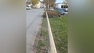 Neue Leitplanken gegen das Park außerhalb der Parkbuchten setzte der Plattlinger Bauhof Anfang dieser Woche.