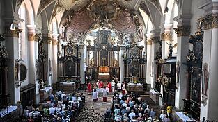 Blick auf die gro&szlig;e Festgemeinde (es mussten noch B&auml;nke hereingetragen werden), die die Wiederer&ouml;ffnung mit Pater Martin M&uuml;ller und Mitzelebranten feierte. Pater Martin fand nachdenkliche Worte f&uuml;r den Zustand von Kirche allgemein und die ungewiss aufgeschobene Innenrenovierung des Kleinods.