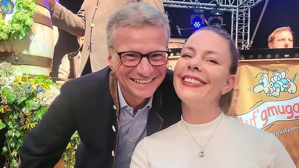 Landrat Bernd Sibler mit Sabine Hennel von „Die Lustigen Hartler“ gemäß seinem Motto: „Lasst es krachen“. Landrat Bernd Sibler mit Sabine Hennel von „Die Lustigen Hartler“ gemäß seinem Motto: „Lasst es krachen“.