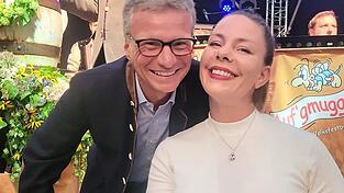 Landrat Bernd Sibler mit Sabine Hennel von „Die Lustigen Hartler“ gemäß seinem Motto: „Lasst es krachen“.