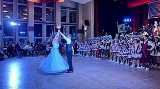 Kinderprinzessin Theresa Lang und Kinderprinz Linus Mackenrodt tanzten.