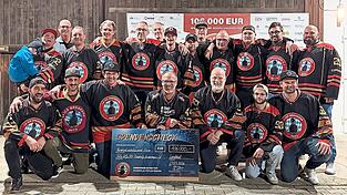 Das Team der LA Ice Breakers mit dem Spendenscheck. Fotos: Peter Dreier