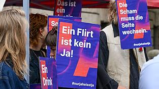Sexuelle Handlungen sollten nach Vorstellungen von Bundesjustizministerin Hubig nur bei ausdrücklicher Zustimmung als einvernehmlich gelten - nach dem Prinzip «Nur Ja heißt Ja». Sexuelle Handlungen sollten nach Vorstellungen von Bundesjustizministerin Hubig nur bei ausdrücklicher Zustimmung als einvernehmlich gelten - nach dem Prinzip «Nur Ja heißt Ja».