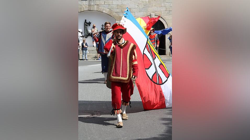 Die schönsten Augenblicke des historischen Drachenstich-Festzuges 2016. Die schönsten Augenblicke des historischen Drachenstich-Festzuges 2016.