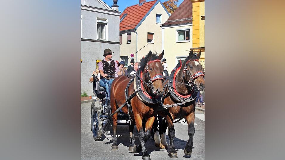 Viele Besucher verfolgten am Sonntag den Umzug auf dem Vilsbiburger Stadtplatz. Viele Besucher verfolgten am Sonntag den Umzug auf dem Vilsbiburger Stadtplatz.