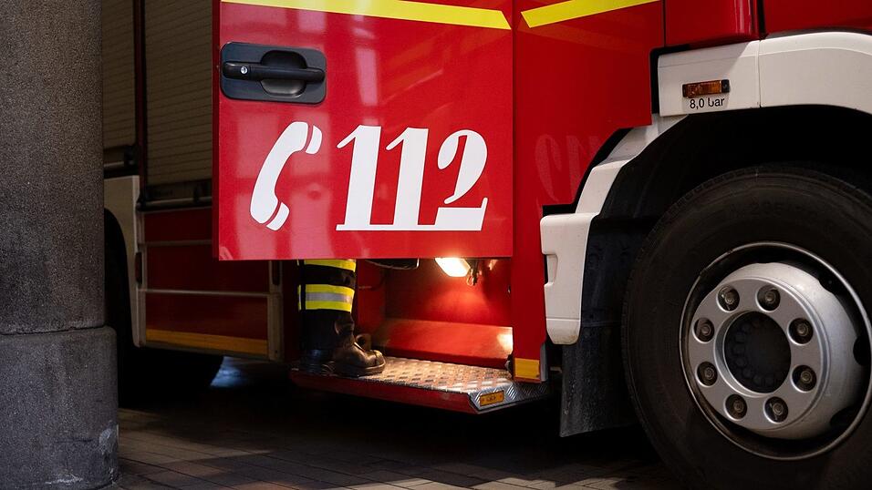 Feuerwehrleute löschen die Flammen. (Symbolbild) Feuerwehrleute löschen die Flammen. (Symbolbild)