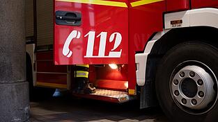 Feuerwehrleute löschen die Flammen. (Symbolbild) Feuerwehrleute löschen die Flammen. (Symbolbild)