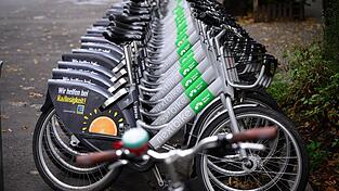 Mietfahrr&auml;der von Nextbike stehen in einer Stra&szlig;e in Berlin. &bdquo;Nextbike&ldquo;-R&auml;der werden auch bald in M&uuml;nchen und im Umland stehen.