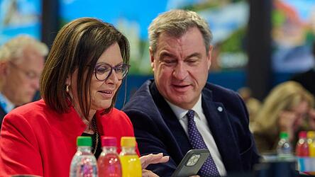 Landtagspr&auml;sidentin Ilse Aigner (l.) wurde zweimal stehend beklatscht, obwohl sie gar keine Rede gehalten hatte: einmal, als CSU-Chef Markus S&ouml;der (r.) ihre m&ouml;gliche Wahl zum Staatsoberhaupt als &bdquo;tolle Sache&ldquo; anpries, und ein zweites Mal, als CDU-Vorsitzender und Bundeskanzler Friedrich Merz sie lediglich begr&uuml;&szlig;te.