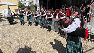 Die Sonne scheint beim Auftritt der Scaldis District Pipe Band aus Zele. Das ist eher eine Ausnahme beim diesjährigen Chamer Musiksommer.