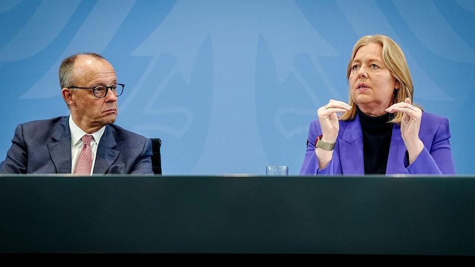 «Das Thema Bürgergeld wird damit der Vergangenheit angehören», sagt Bundeskanzler Friedrich Merz - und erntet dafür Kritik von SPD-Chefin Bärbel Bas. «Das Thema Bürgergeld wird damit der Vergangenheit angehören», sagt Bundeskanzler Friedrich Merz - und erntet dafür Kritik von SPD-Chefin Bärbel Bas.