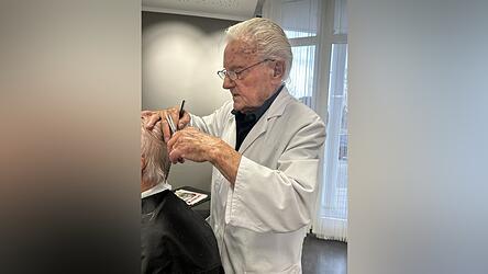 Hermann Schraufstetter in seinem Element. Mit fast 94 Jahren ist er noch immer begeisterter Friseur.