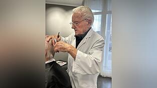 Hermann Schraufstetter in seinem Element. Mit fast 94 Jahren ist er noch immer begeisterter Friseur.