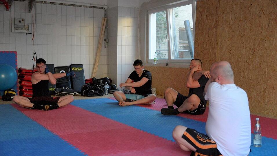 Sinnloses Prügeln? Beim Kampfsport MMA kommt es auch auf die Technik und die geistige und körperliche Fitness an. Sinnloses Prügeln? Beim Kampfsport MMA kommt es auch auf die Technik und die geistige und körperliche Fitness an.