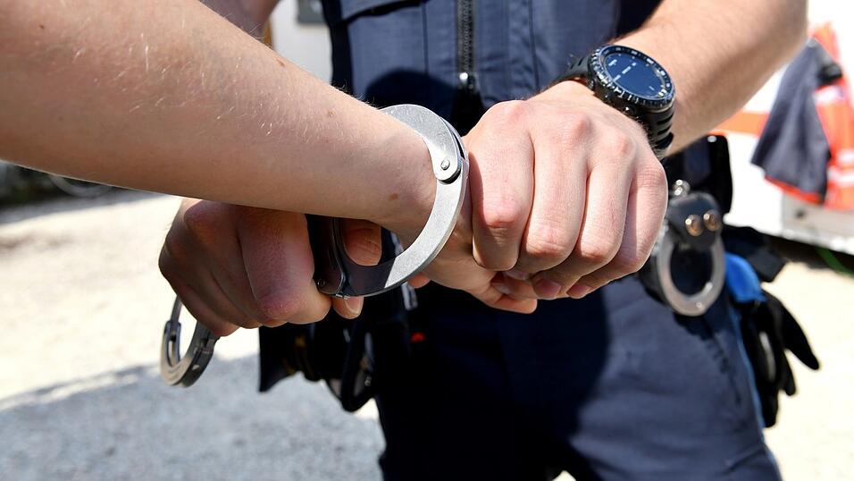 Ein 53-J&auml;hriger wurde am Samstag auf der Polizeiwache festgenommen. (Symbolbild)
