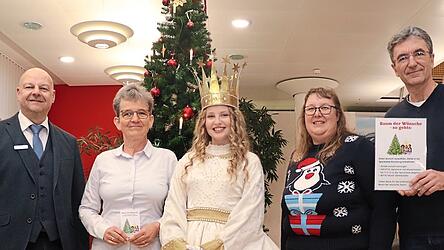 Das Moosburger Christkindl Lena Wagner mit (v. l.) Sparkassen-Geschäftsstellenleiter Uwe Pütz sowie Ines Reithmeier, Michaela Fincke und Heiko Bauerschmitt als Vertreter des „Baum der Wünsche“-Teams.