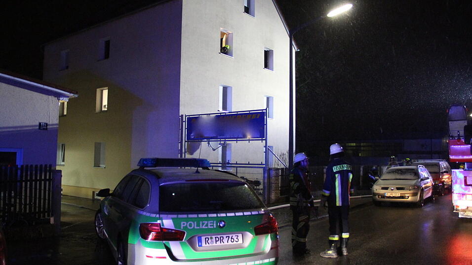 Feuerwehreinsatz kurz vor Mitternacht am Montag im Auweg in Regensburg.