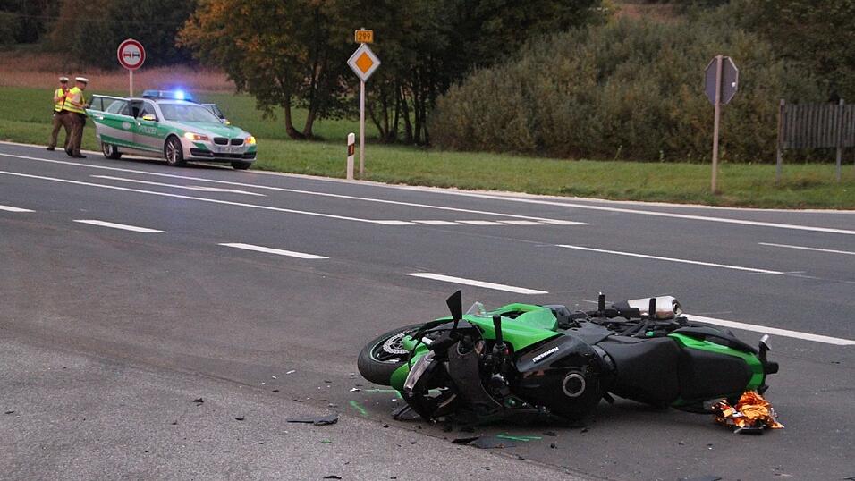 Tragischer Verkehrsunfall am Samstag auf der B299 bei Siegenburg (Kreis Kelheim). Tragischer Verkehrsunfall am Samstag auf der B299 bei Siegenburg (Kreis Kelheim).