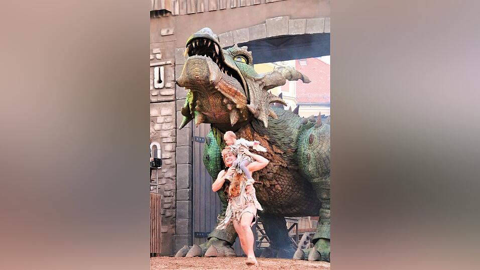 Bilder der Gruppe 'Gr&uuml;n' des Drachenstich-Festspiels.