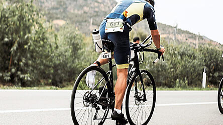 Die Aerobars vorne am Lenker helfen Philipp, eine aerodynamischereSitzposition einzunehmen. So fängt sein Körper weniger Wind ein.
