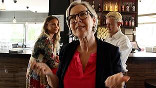 Die Personal-Coachin Birgit Strasser-Jentsch gibt Kurse zum Thema Flirten. Was es dabei zu beachten gilt, wo Fallstricke lauern und welche Rolle hierbei die Geschlechterklischees immer noch spielen, hat sie uns erklärt.