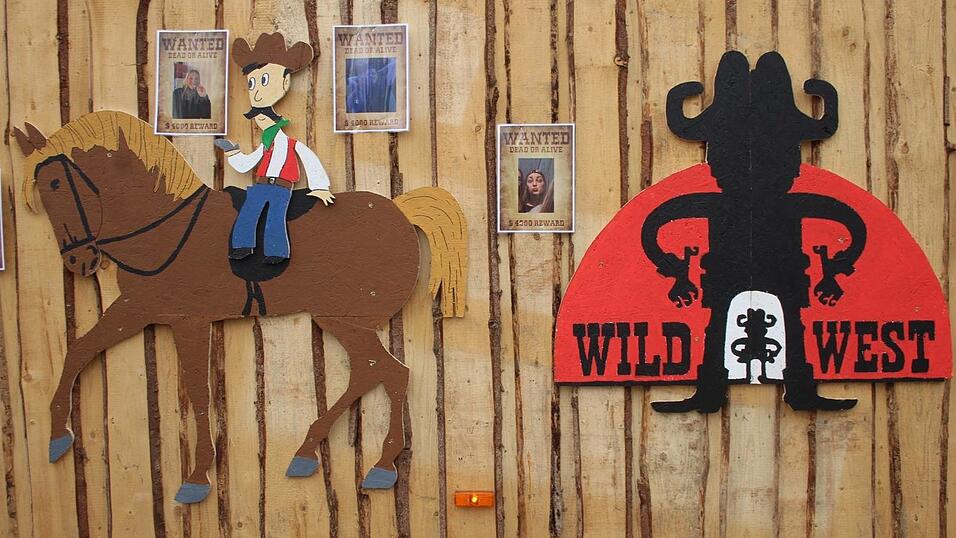 Viele Faschings-Fans haben sich am Samstag den Umzug in Langenbach angesehen. Viele Faschings-Fans haben sich am Samstag den Umzug in Langenbach angesehen.