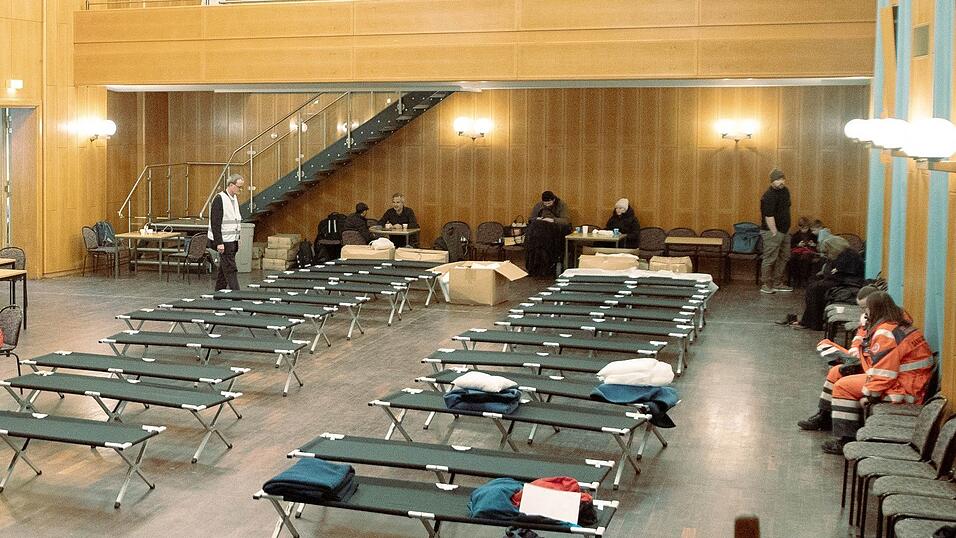 Noch sind die rund 25 Betten im B&uuml;rgersaal Zehlendorf f&uuml;r die Nacht nicht in Beschlag genommen.