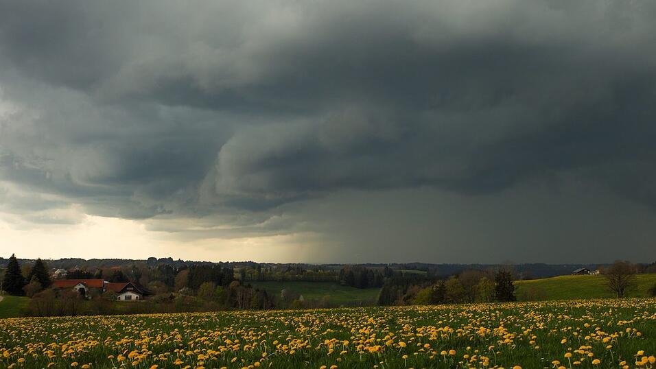 Teils kr&auml;ftige Gewitter sind am Wochenende in Bayern m&ouml;glich. (Symbolbild)
