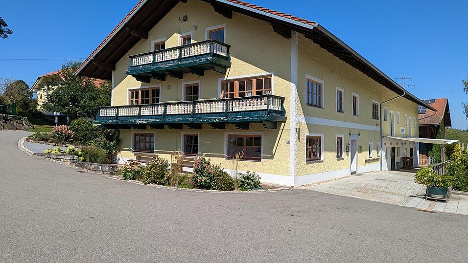 Sesshaft werden im Woid: Lucki Maurer und seine Frau Stephanie renovieren das alte Bauernhaus und den Hof. Mittlerweile beherbergt das Anwesen unter anderem eine Bio-Wagyu-Zucht, ein PopUp-Restaurant f&uuml;r Kochkurse und Veranstaltungen sowie einen Laden mit eigenen Produkten.