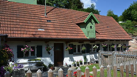 Das Schwertl-Haus im Bachwirtviertel, wie es sich in diesem Sommer mit den vielen farbenpr&auml;chtigen Blumenampeln pr&auml;sentiert.