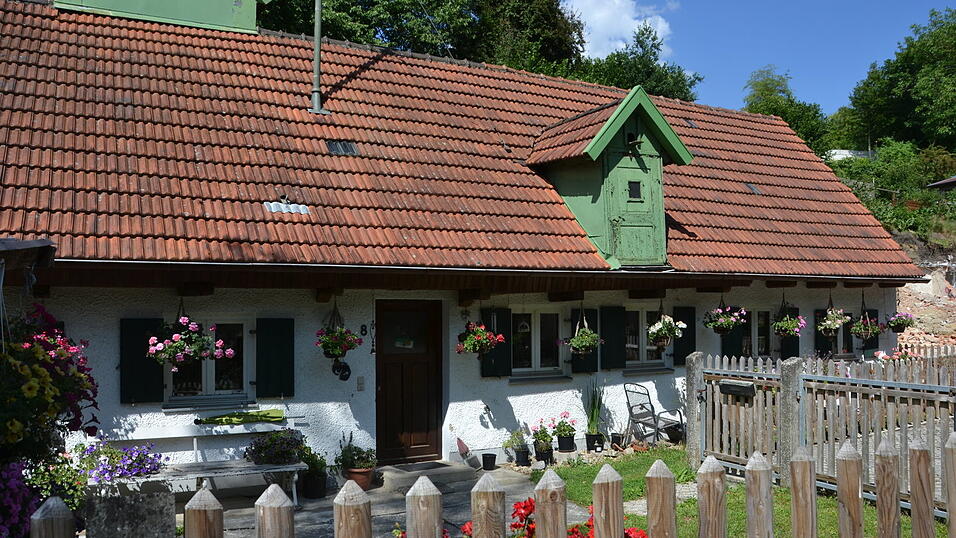 Das Schwertl-Haus im Bachwirtviertel, wie es sich in diesem Sommer mit den vielen farbenprächtigen Blumenampeln präsentiert. Das Schwertl-Haus im Bachwirtviertel, wie es sich in diesem Sommer mit den vielen farbenprächtigen Blumenampeln präsentiert.
