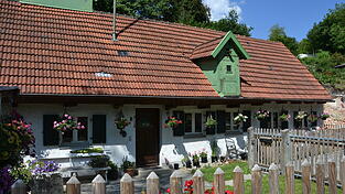 Das Schwertl-Haus im Bachwirtviertel, wie es sich in diesem Sommer mit den vielen farbenprächtigen Blumenampeln präsentiert. Das Schwertl-Haus im Bachwirtviertel, wie es sich in diesem Sommer mit den vielen farbenprächtigen Blumenampeln präsentiert.