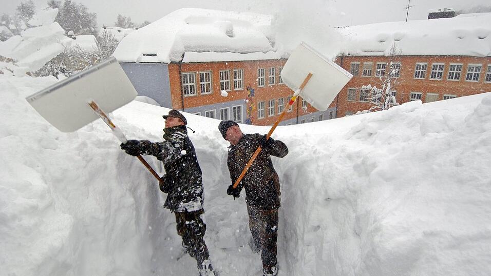 In Zwiesel mussten 2006 Bundeswehrsoldaten Schnee vom Dach einer Schule schaufeln. (Archivbild)
